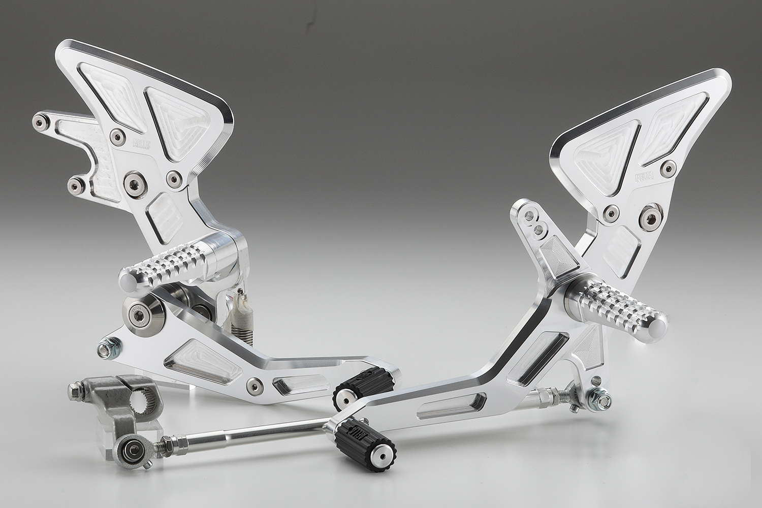 AELLA Riding Step Kit (Rearsets) for the Royal Enfield Continental 650 GT AELLA Riding Step Kit (Rearsets) for the Royal Enfield Continental 650 GT